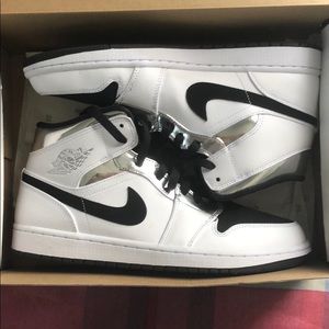 Air Jordan 1’s mid